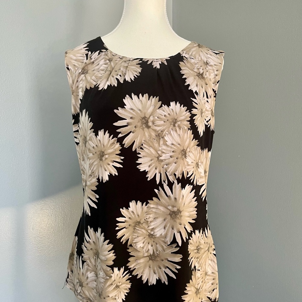 Marc new York Women's Sleeveless Black Flower Top.
Size M- Excellent Condition!